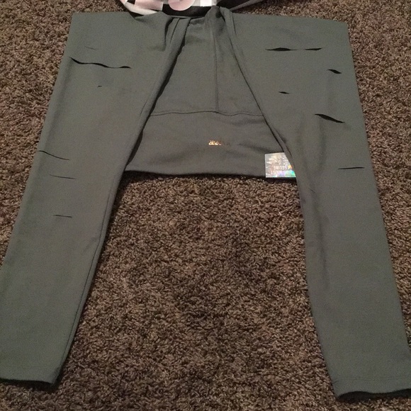 Victoria Secret pink high waisted leggings . - Picture 4 of 5